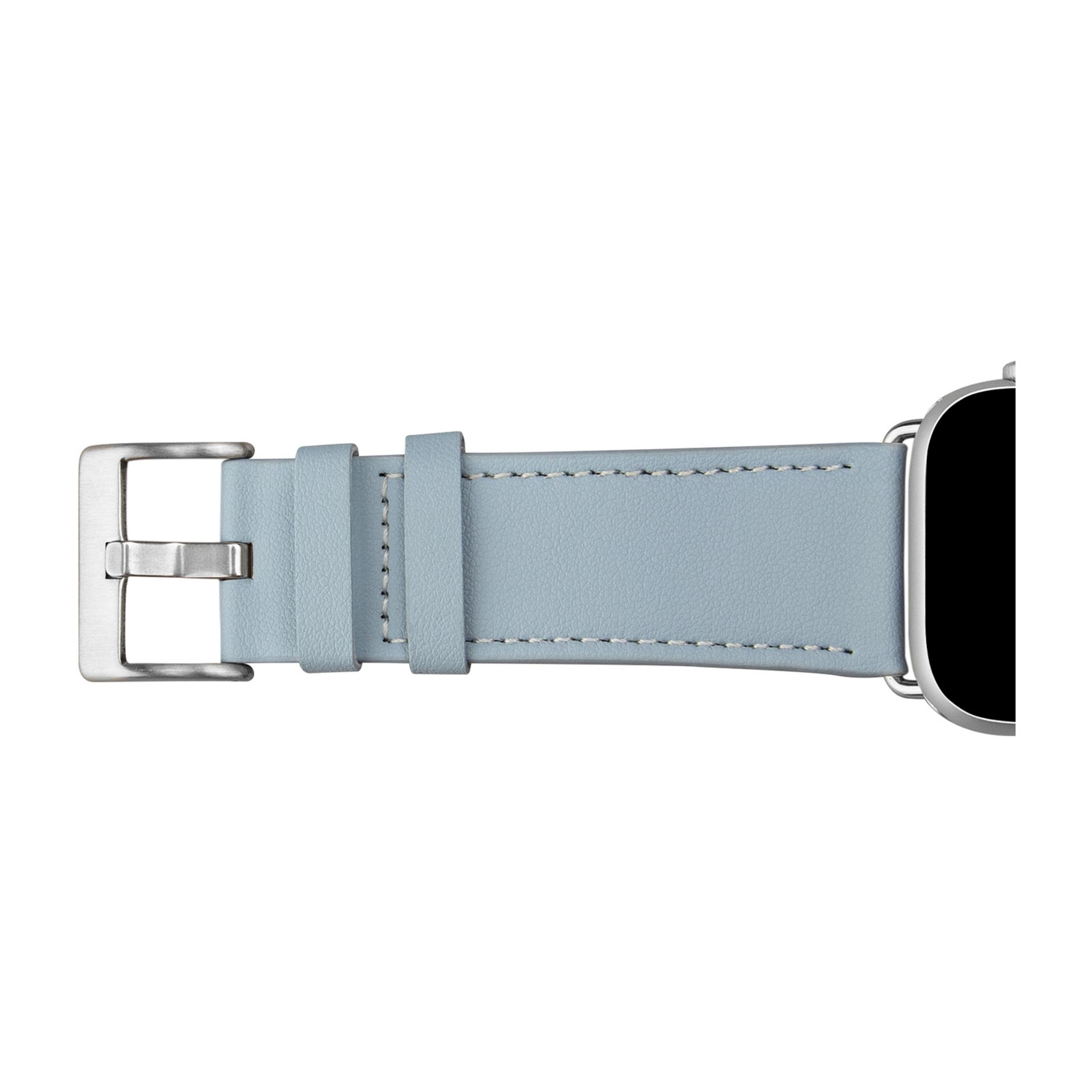 Un cinturino per orologio in pelle azzurro con fibbia e cuciture argentate.