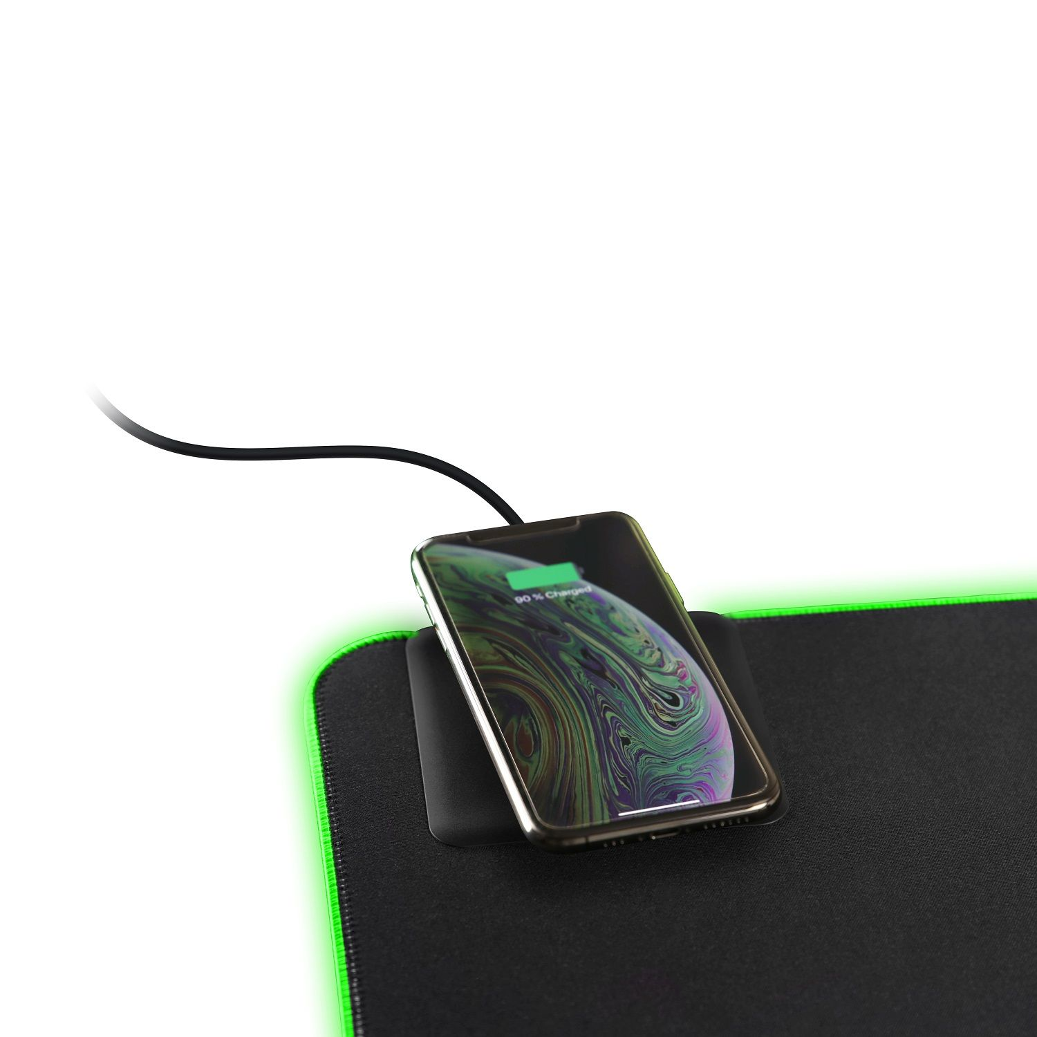 Uno smartphone viene caricato in modalità wireless su un tappetino nero con illuminazione verde.