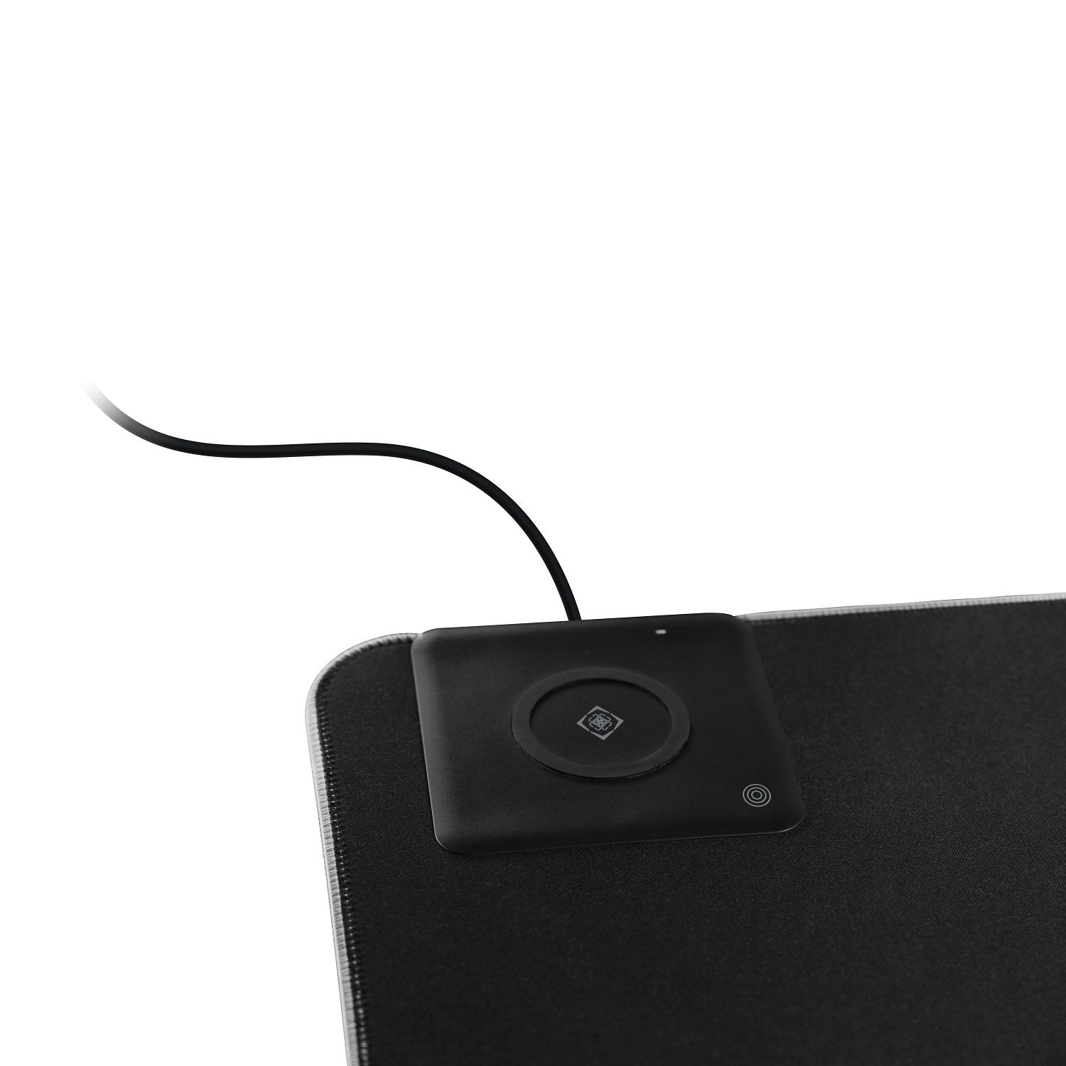 Un tappetino di ricarica per mouse wireless nero con cavo su un tappetino.
