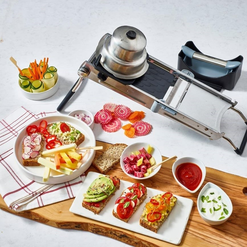 Çeşitli tostlar ve garnitürlerle mandolin dilimleyici.