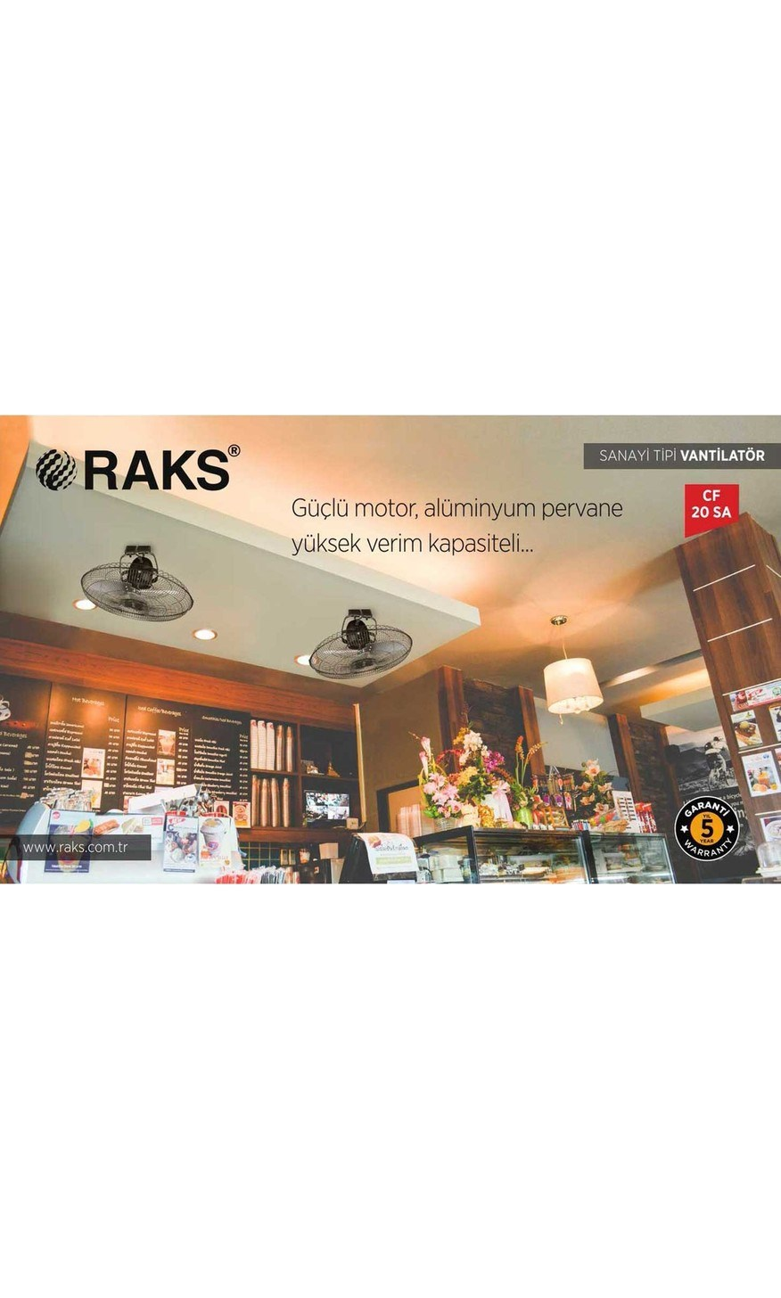 Kafe içinde tezgah ve çiçeklerle birlikte iki adet RAKS tavan vantilatörü.