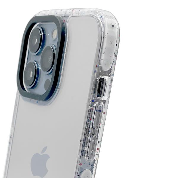 Una cover trasparente con glitter colorati su un iPhone, che mostra le lenti.