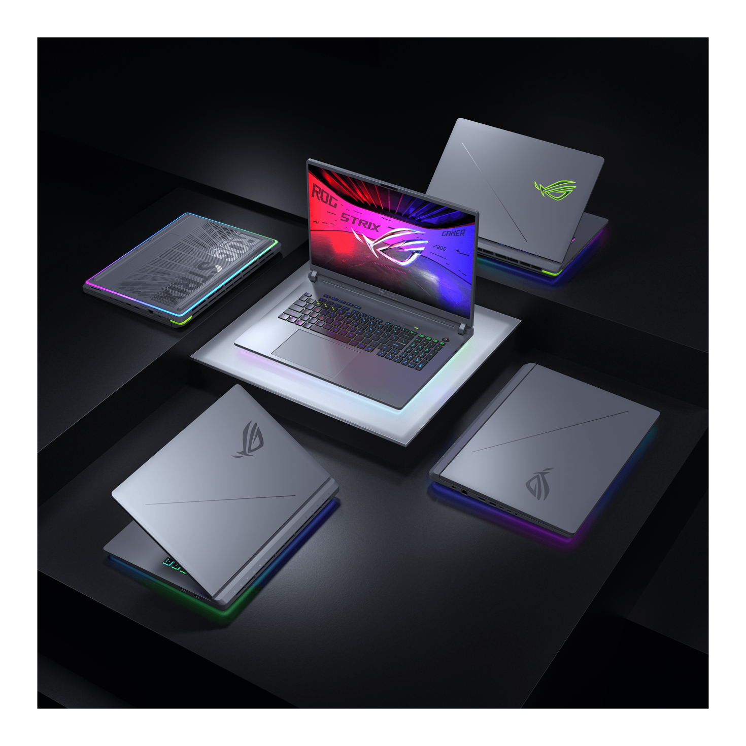 Diversi laptop ROG Strix grigi con accenti luminosi su sfondo scuro.