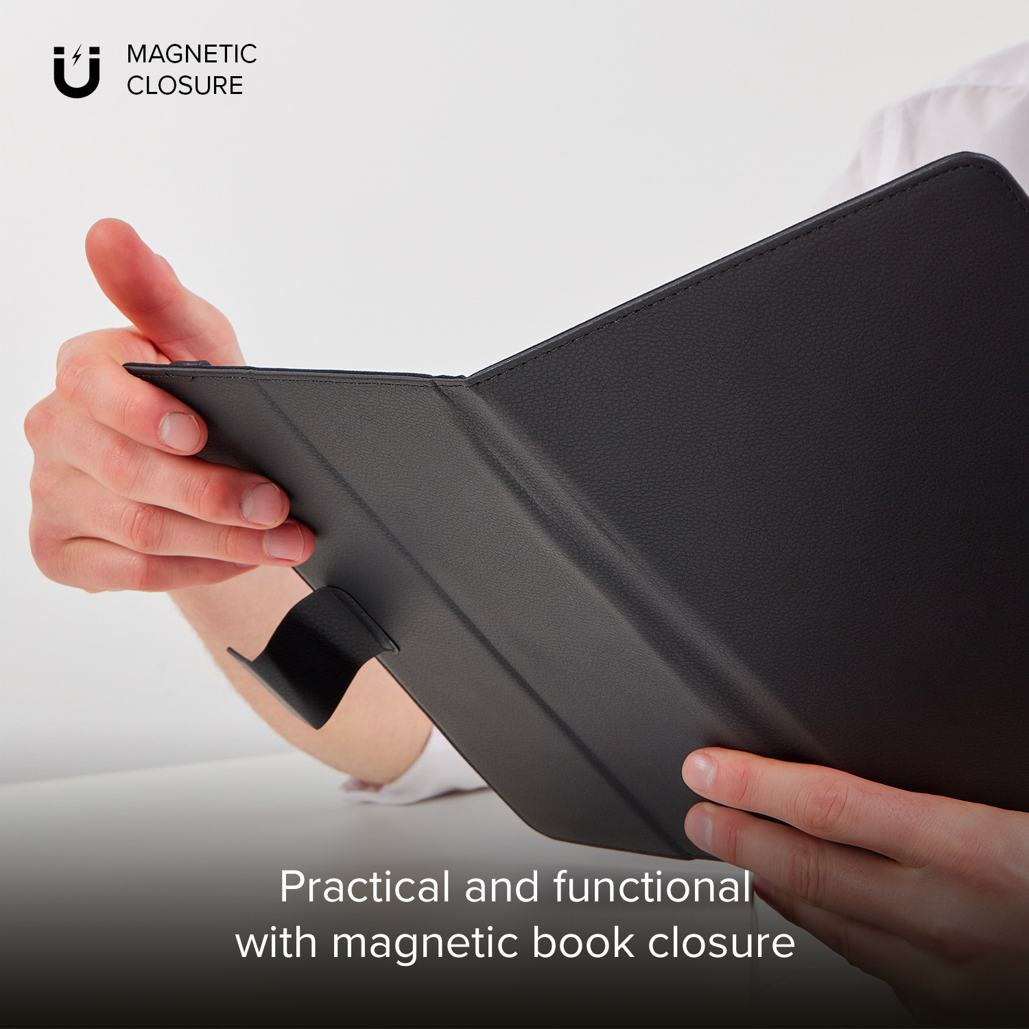 Una persona tiene una custodia in pelle nera con chiusura magnetica.