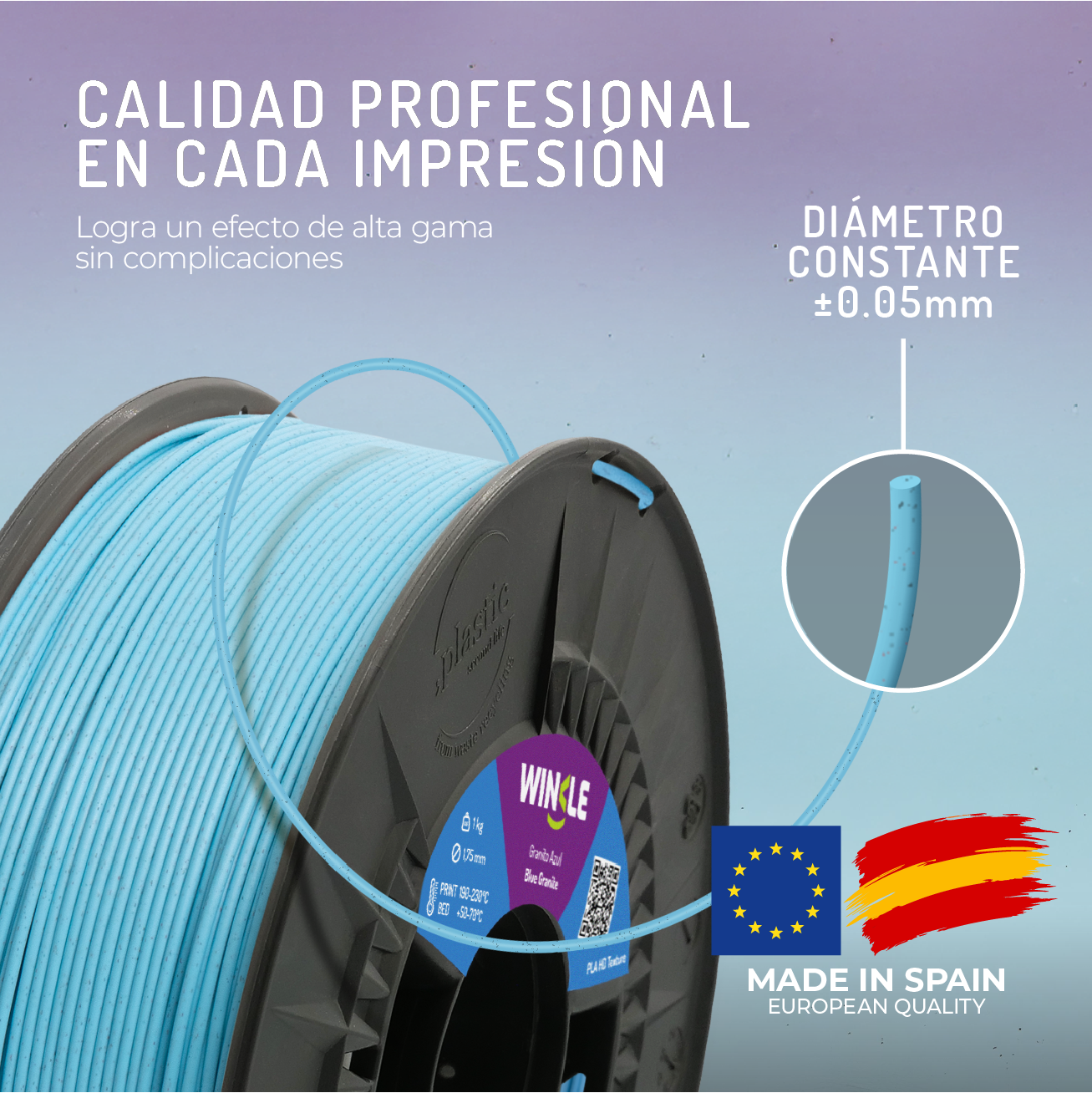 Un carrete de filamento azul claro para impresión 3D con texto en español y logo de bandera UE/España.