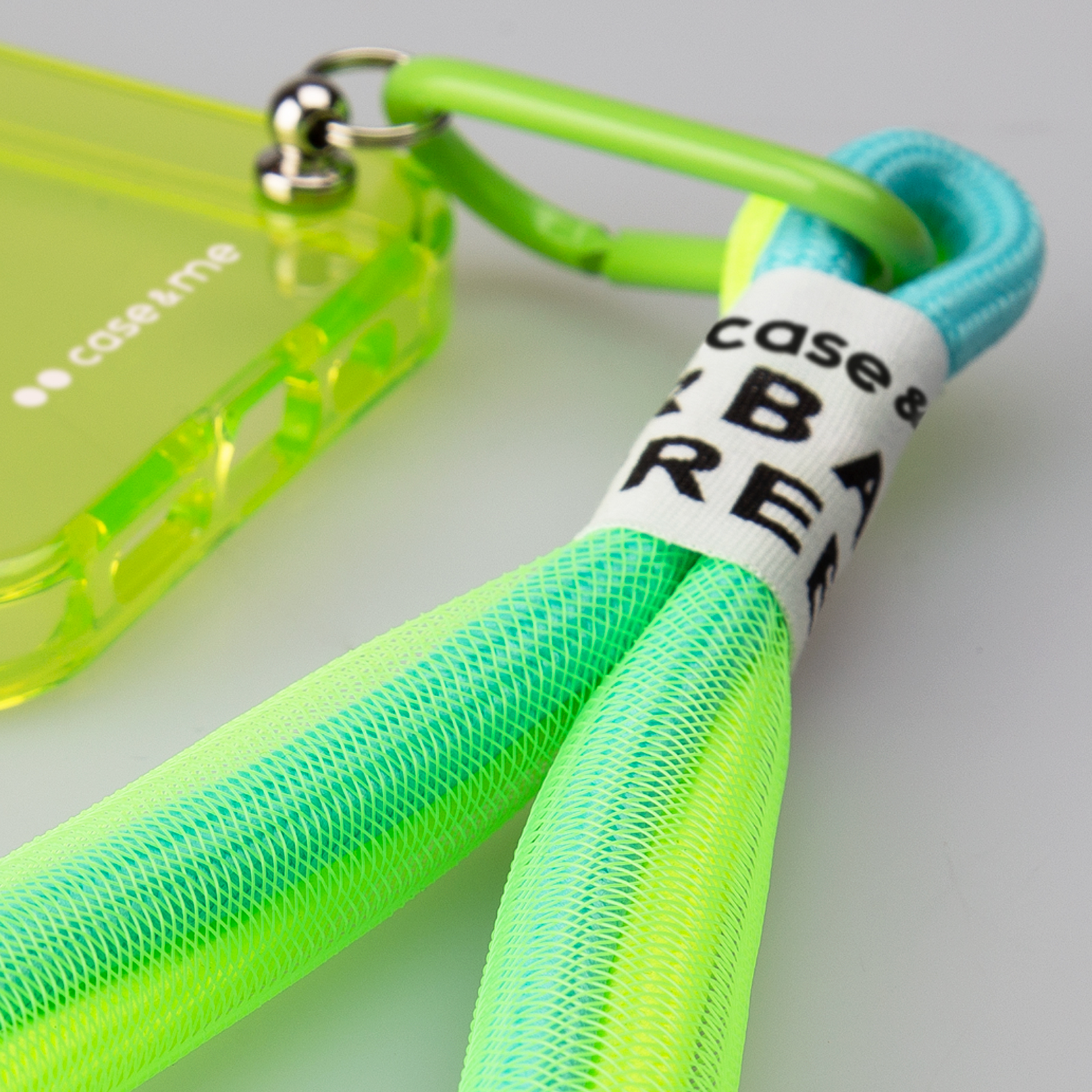 Funda de teléfono amarillo neón con correa verde neón y azul con letras negras.
