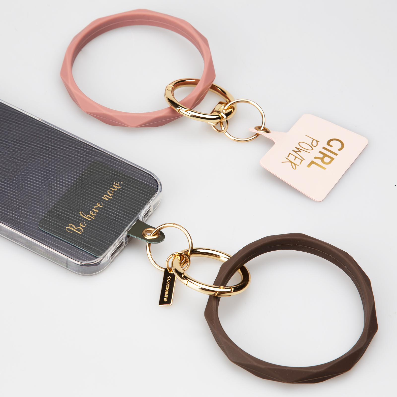 Portachiavi in silicone rosa e marrone con hardware dorato.
