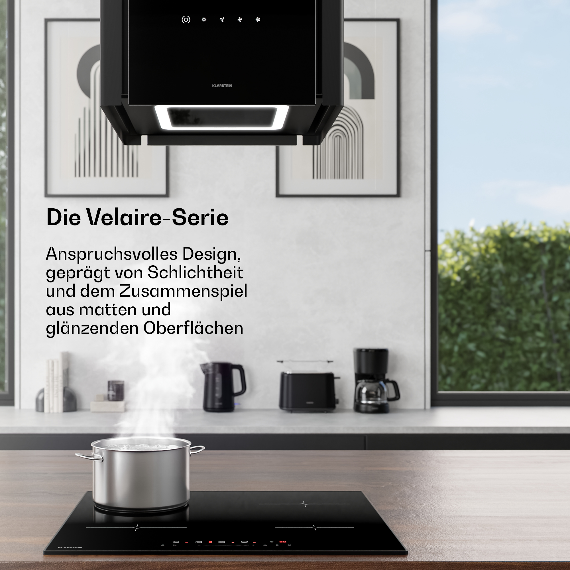 Ein Kochtopf kocht auf einem Induktionskochfeld, Dampf steigt auf, daneben eine Kaffeemaschine.