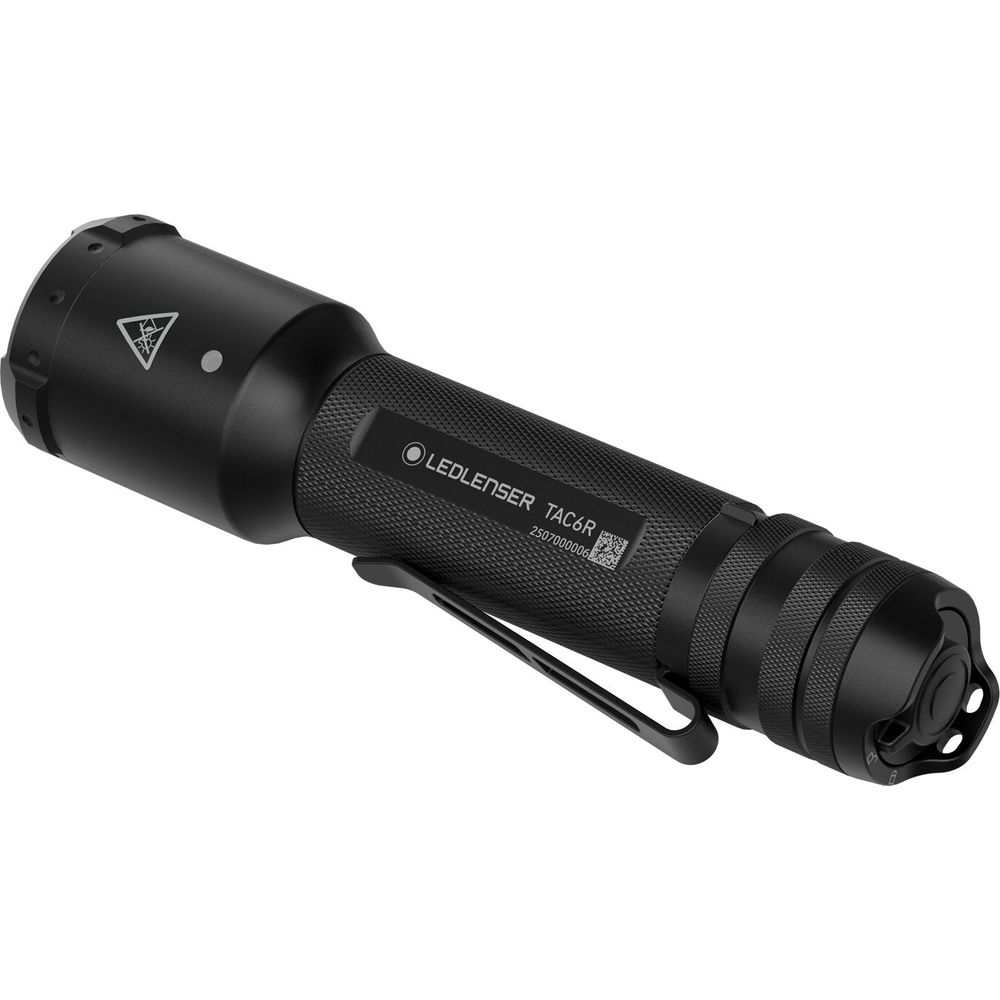 Eine schwarze Ledlenser TAC6R Taschenlampe mit Clip ist auf weißem Hintergrund zu sehen.