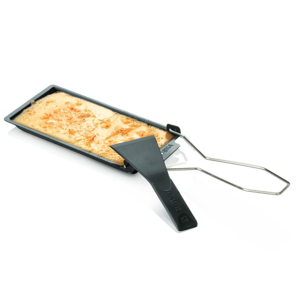 Ein Raclette-Pfännchen mit geschmolzenem Käse und einem Spatel.