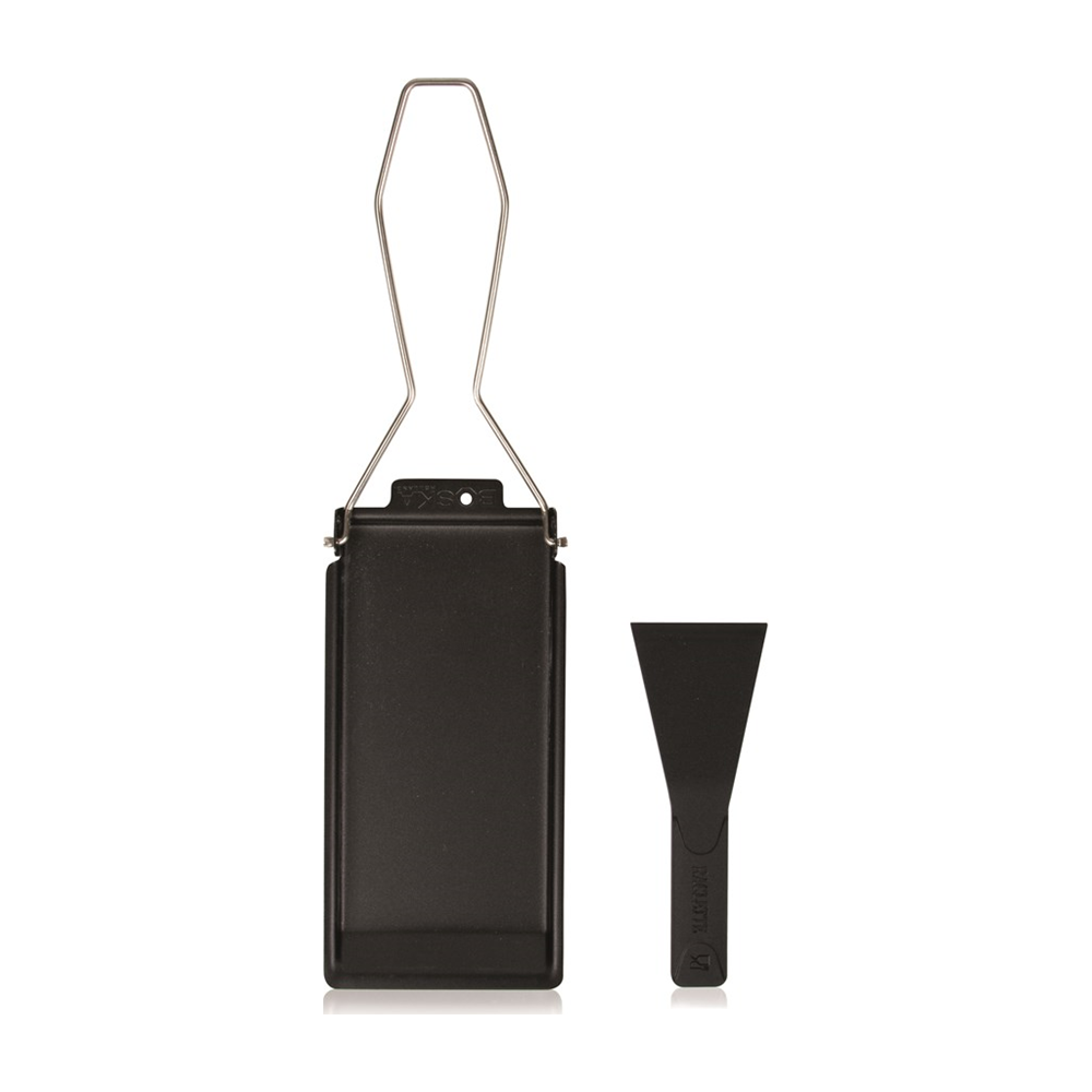 Ein schwarzes Käsefondue-Set mit Griff und kleinem Spatel auf weißem Hintergrund.