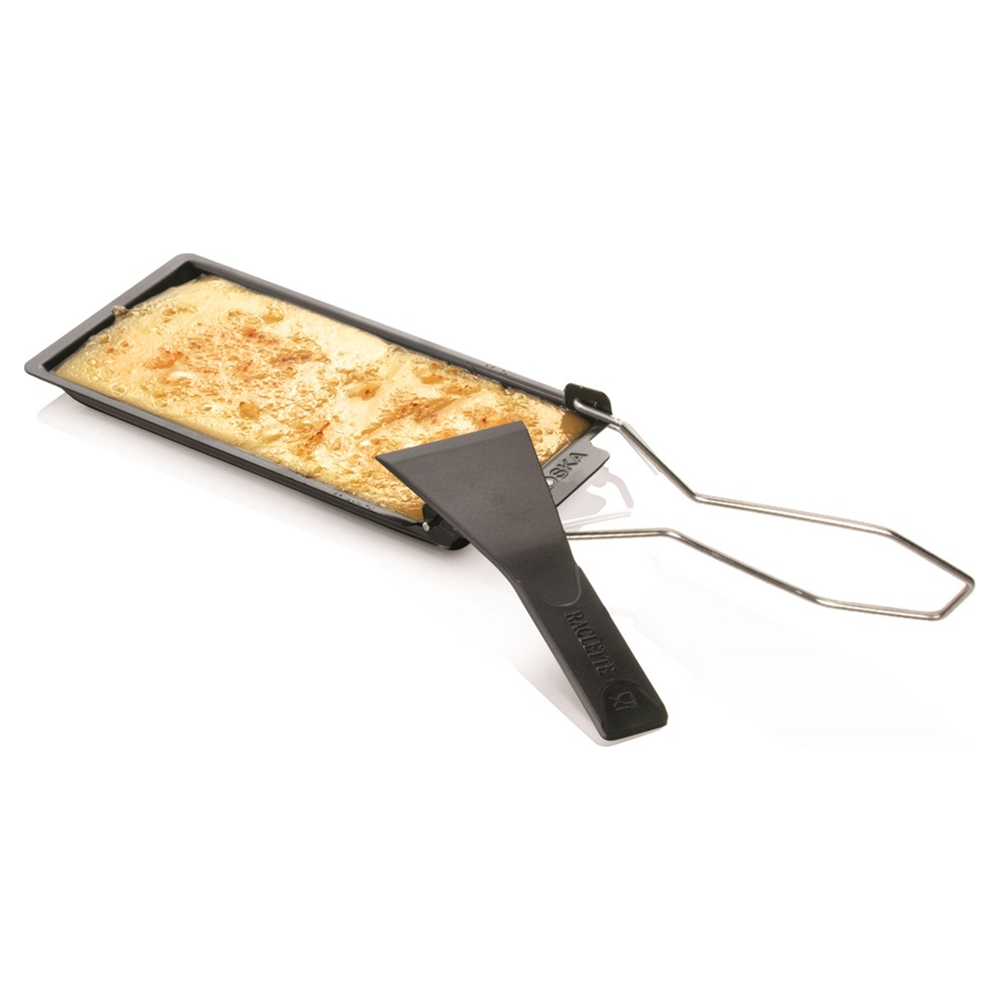 Ein Raclettegerät mit geschmolzenem Käse und einem Spatel.