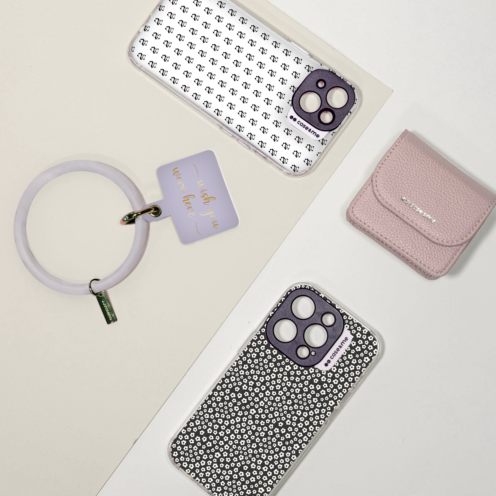 Una cartera rosa, dos fundas de teléfono estampadas y un llavero con etiqueta.