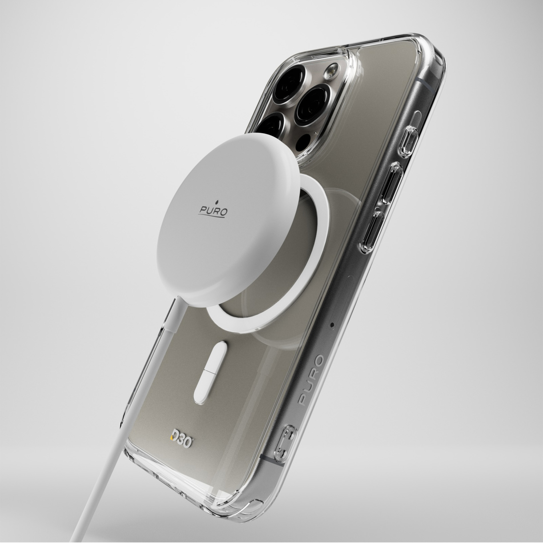 Un caricatore bianco con logo PURO carica una cover trasparente per iPhone con tre fotocamere.