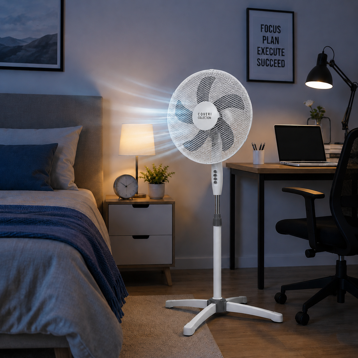 Ein weißer Standventilator in einem Schlafzimmer mit Schreibtisch und Bett.