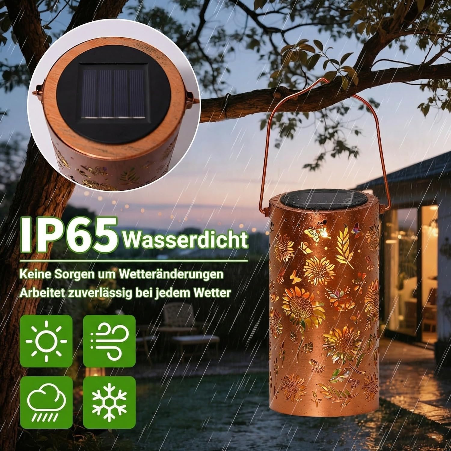 Eine kupferne Solarlaterne mit Blumen- und Schmetterlingsmuster hängt im Regen unter einem Baum.