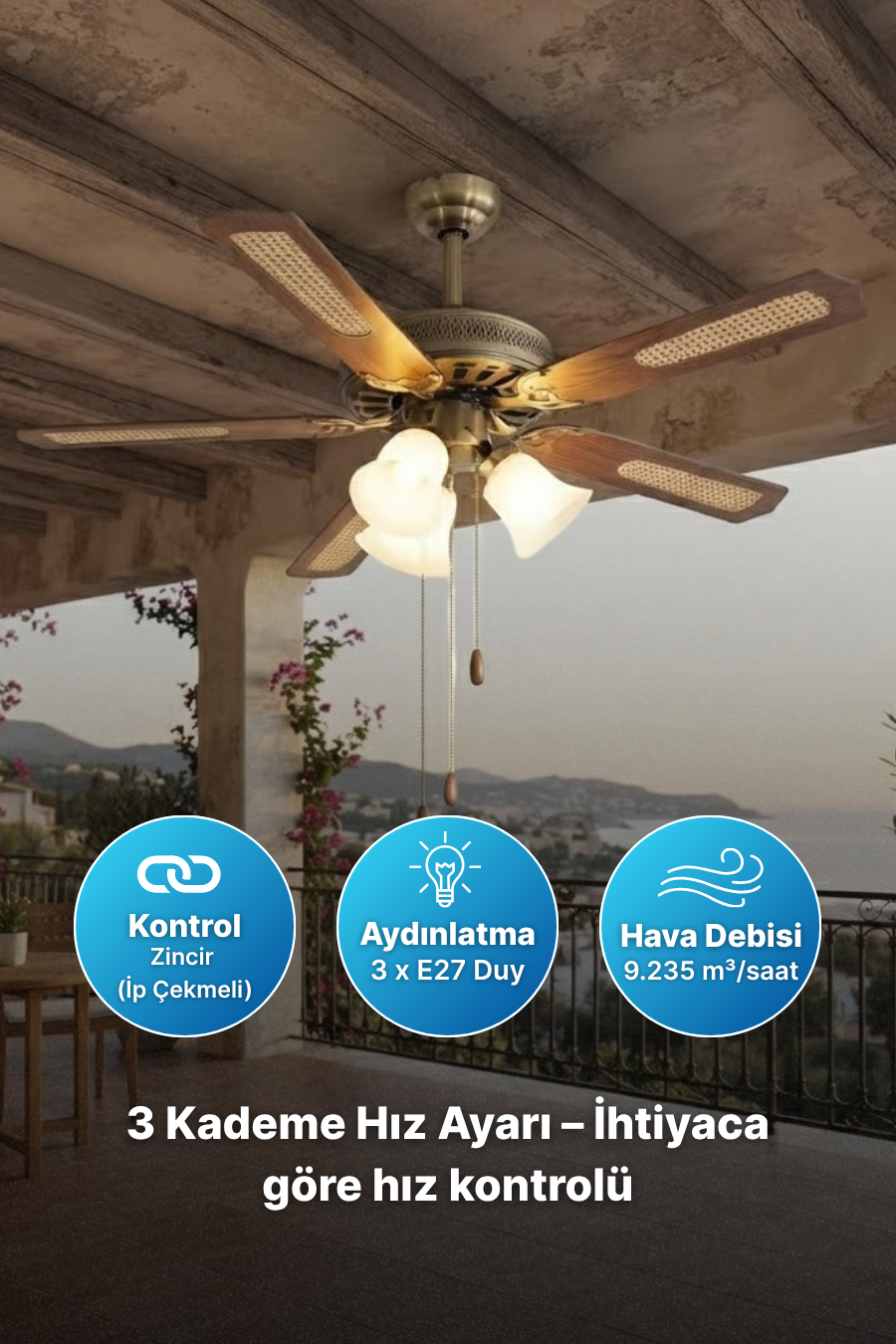 Ahşap kanatlı, üç ışıklı tavan vantilatörü ahşap kirişlerin altında.