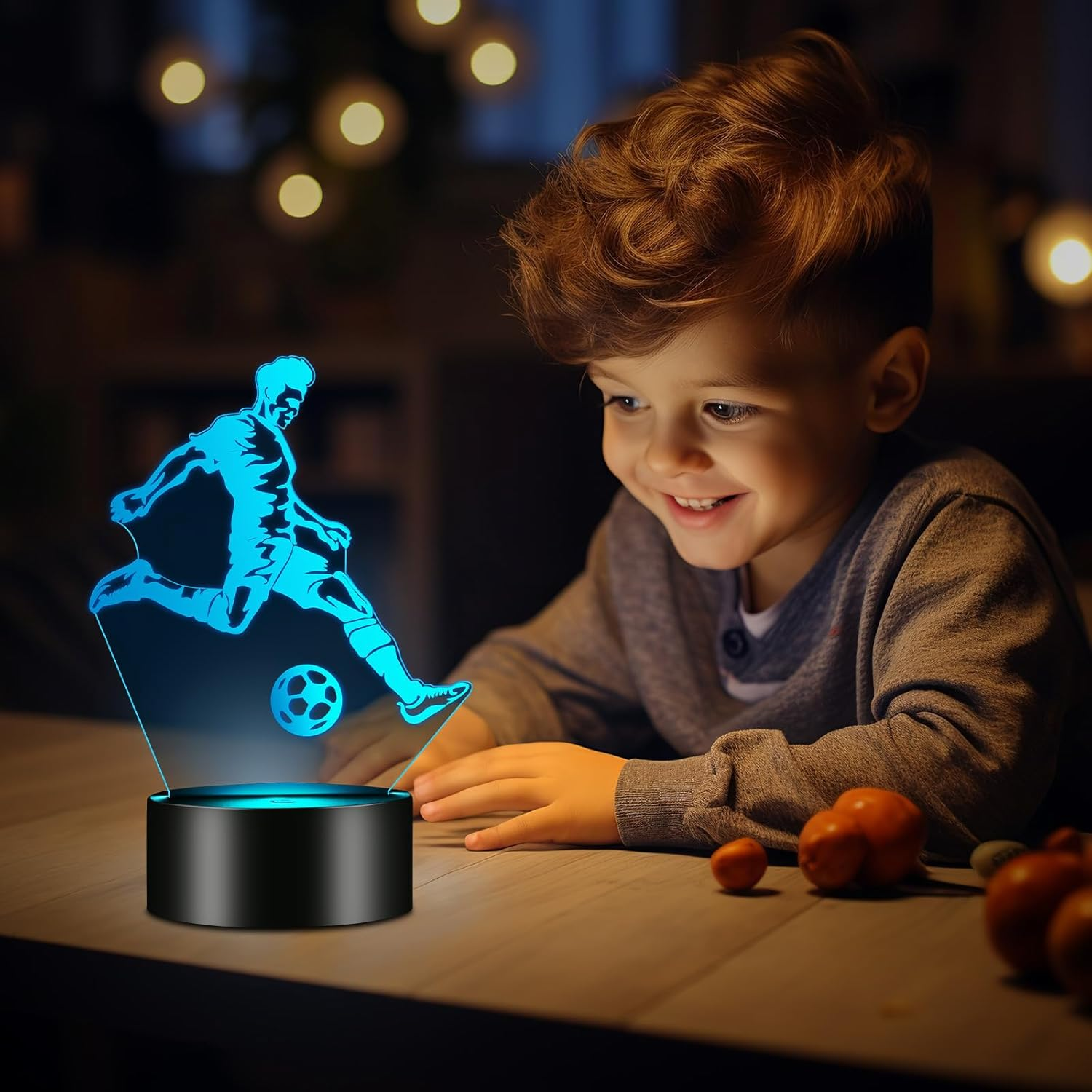 Ein Junge blickt auf eine leuchtende Fußballer-Lampe auf einem Holztisch.
