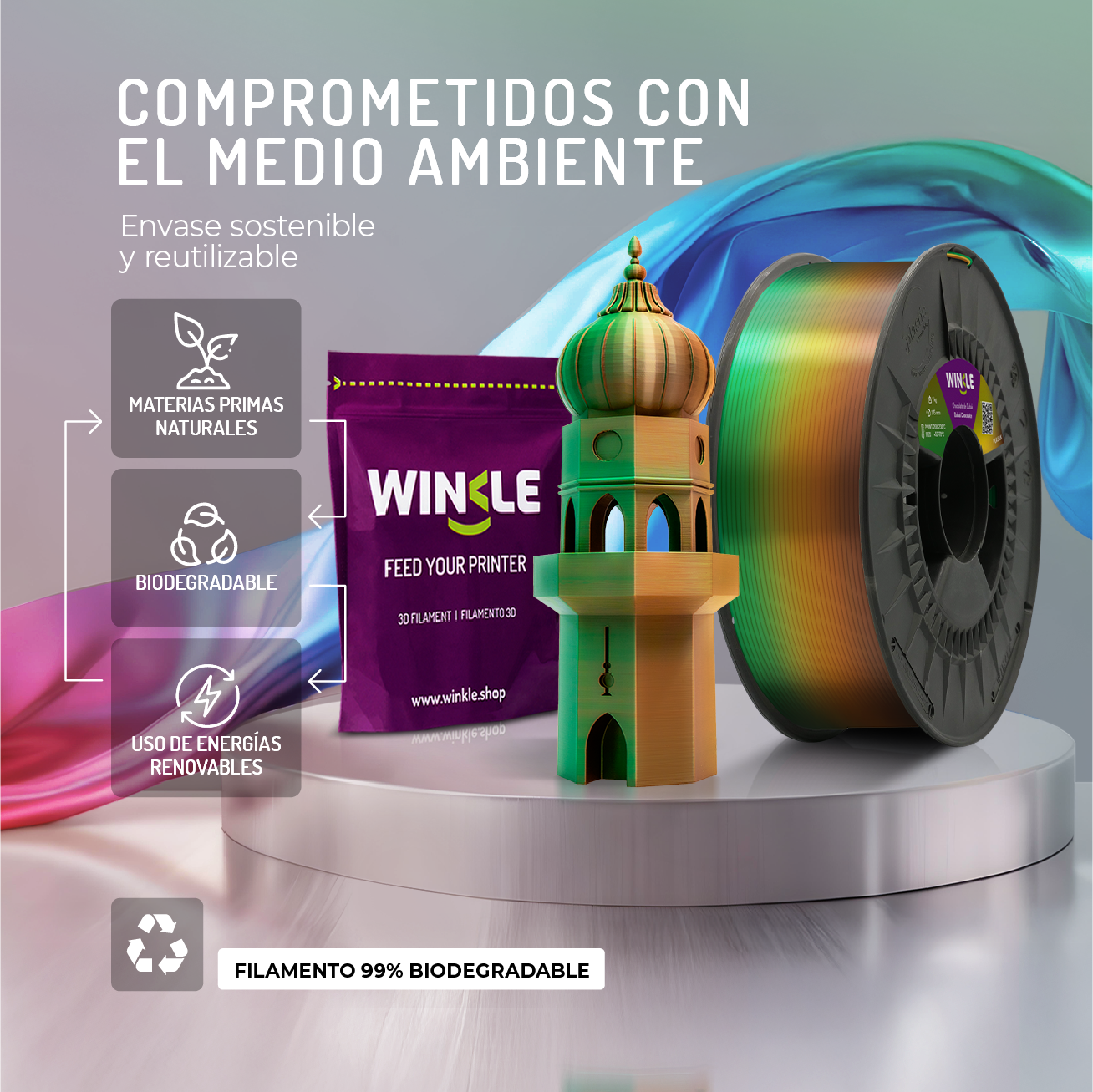 Bobina de filamento 3D, bolsa y torre modelo en podio. Materiales ecológicos.