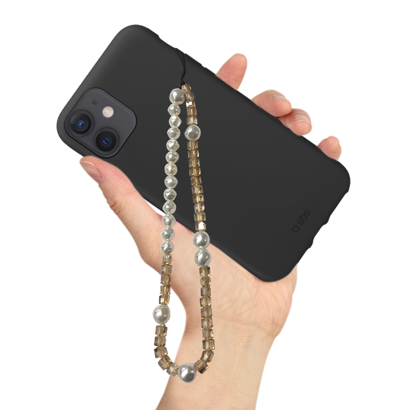 Una mano sostiene un iPhone negro con una cuerda de perlas y cristales dorados.