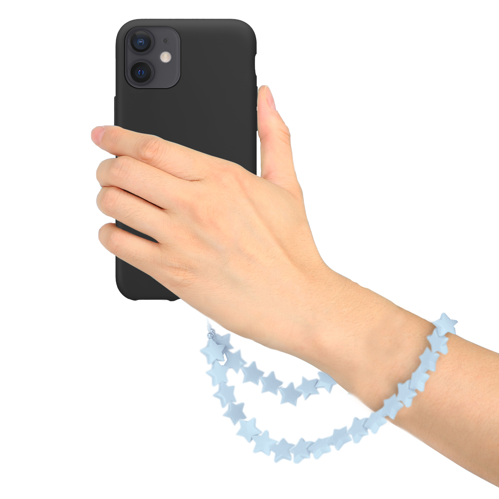 Una mano sostiene un smartphone negro con una pulsera de estrellas azul claro en la muñeca.