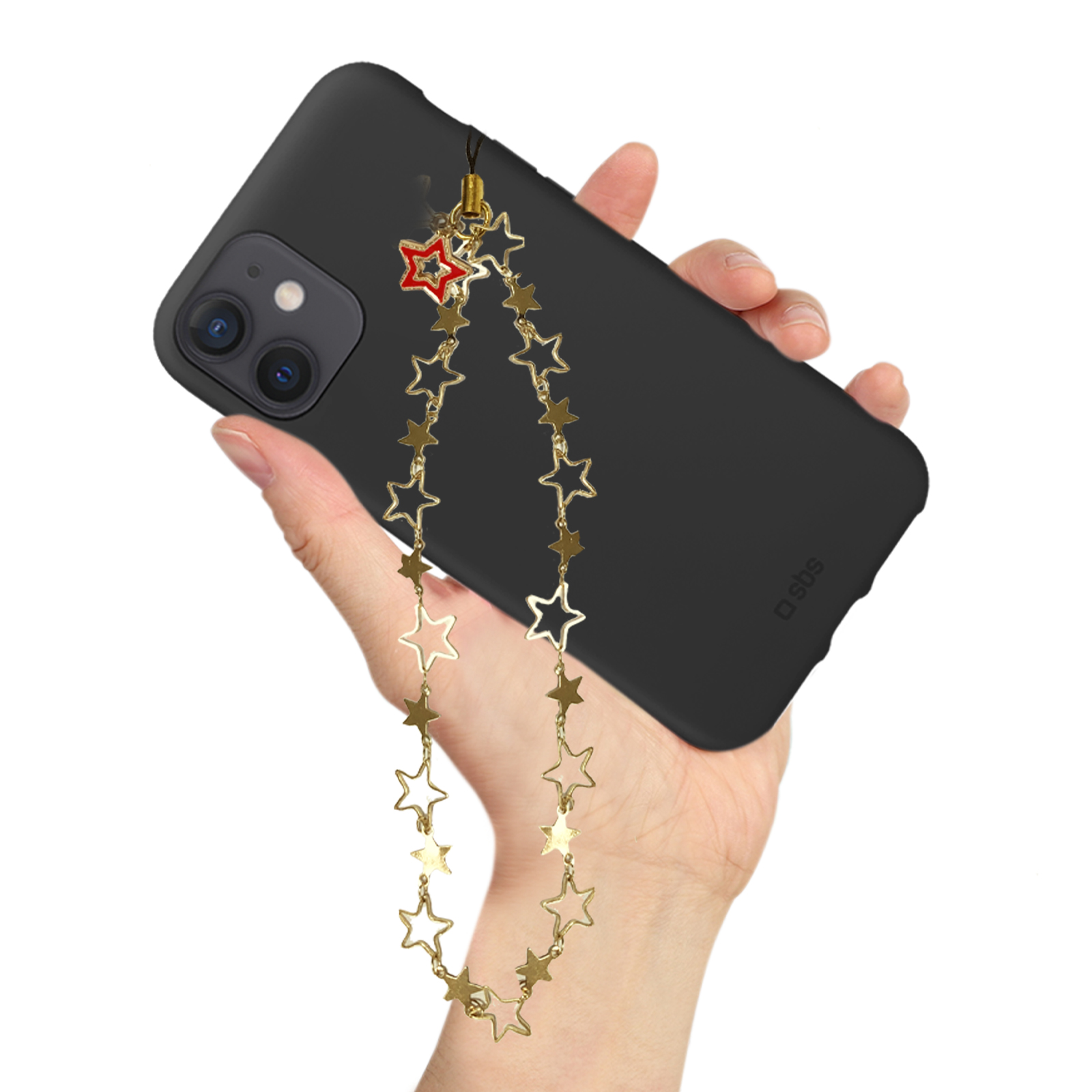 Una mano sostiene un teléfono negro con un charm de cadena de estrellas.