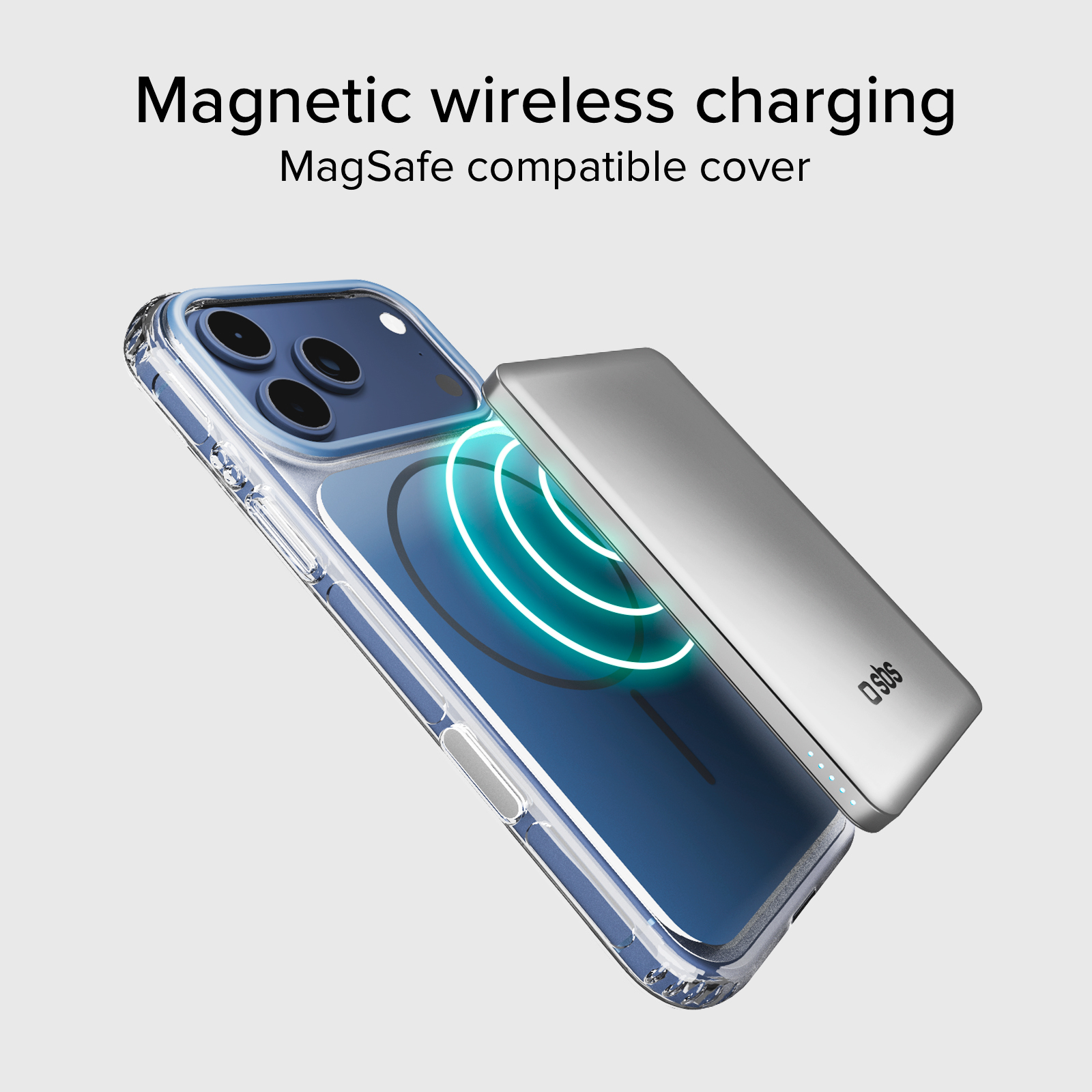 Un caricabatterie argentato attaccato magneticamente a una custodia trasparente per iPhone.
