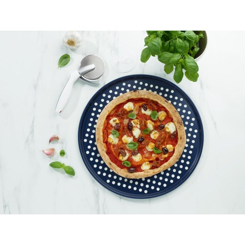 Eine Margherita-Pizza mit Mozzarella, Oliven und Basilikum auf einem blauen Teller.