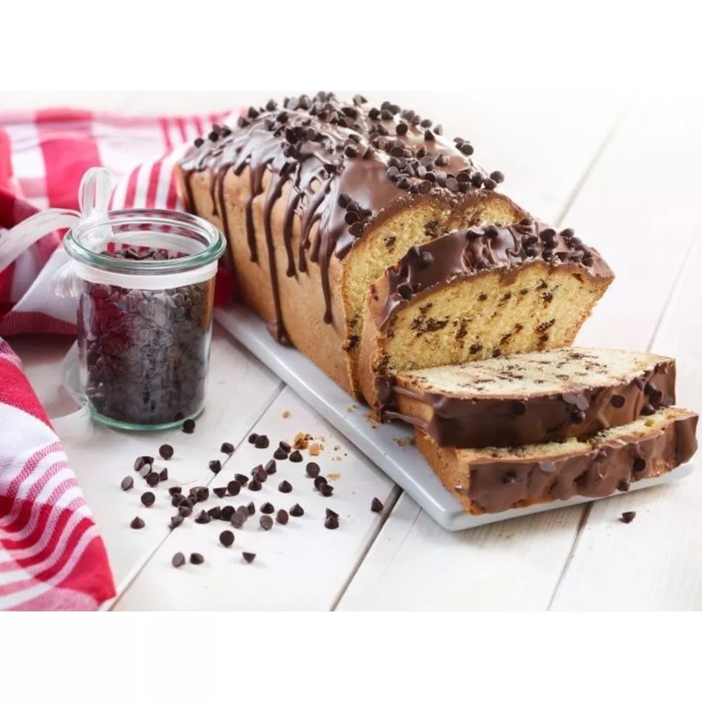 Schokoladenkuchen mit Schokoglasur und Schokostückchen, neben einem Glas Schokostückchen.