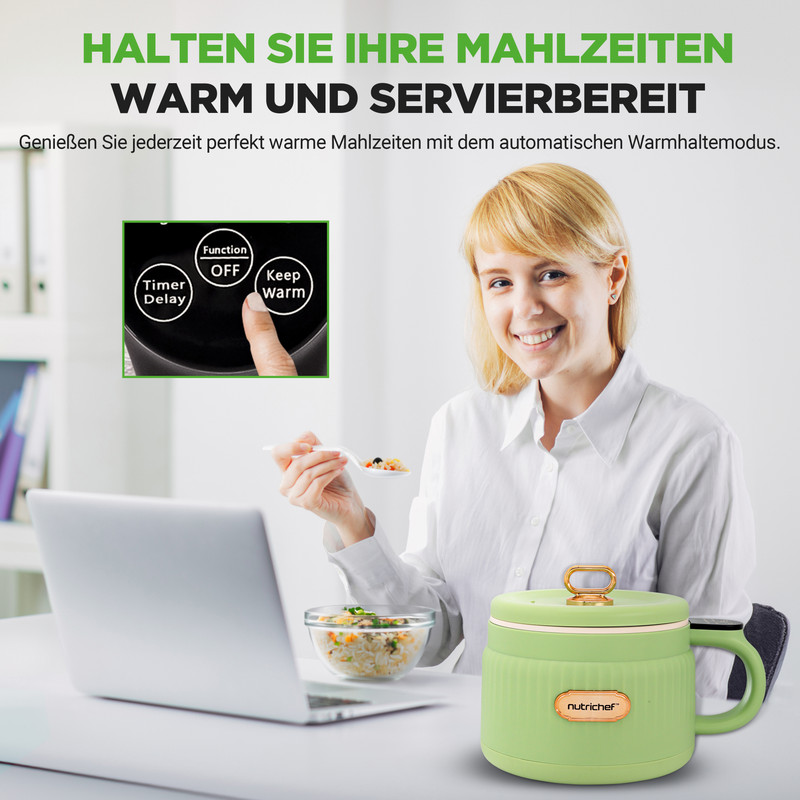 Frau isst mit Löffel, neben Kochtopf, Laptop und Schüssel mit Reis. Display zeigt Funktionen.