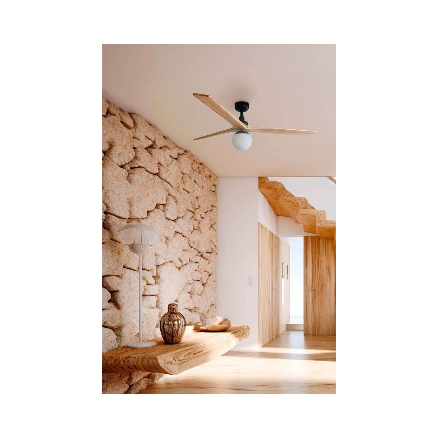 Holzdeckenventilator über Holzbalken und Steintreppe in modernem Flur.