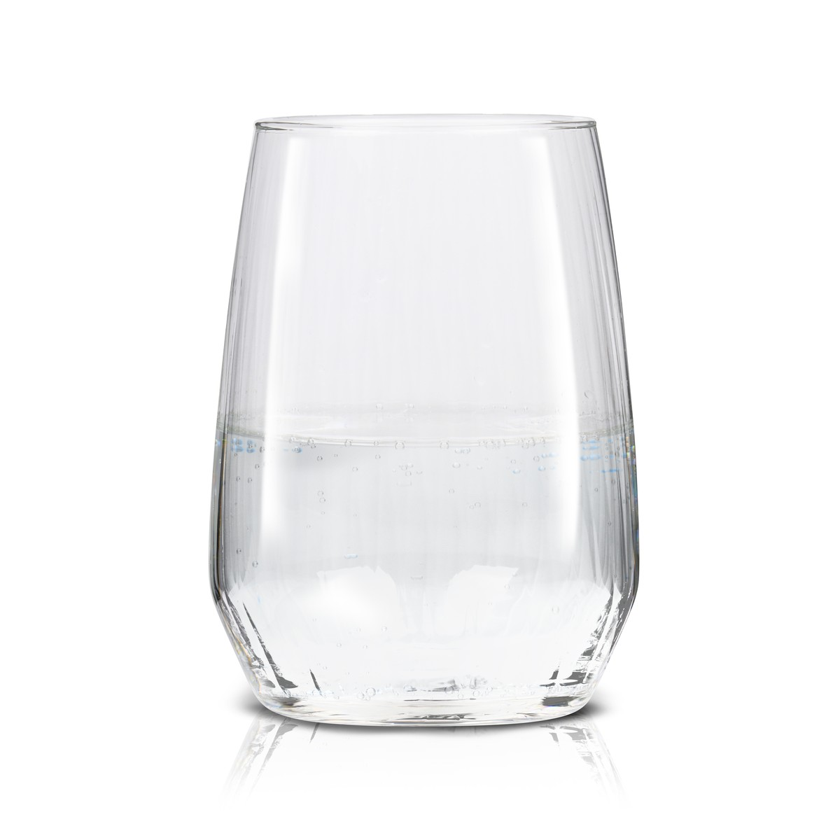 Ein Glas mit klarem Wasser und aufsteigenden Bläschen auf weißem Hintergrund.