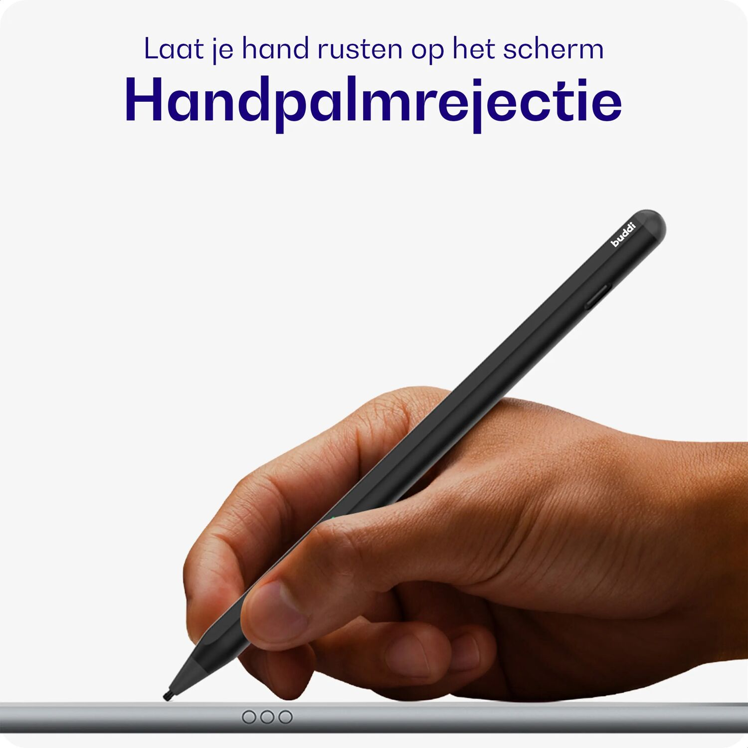 Een hand houdt een zwarte stylus vast op een tabletscherm.