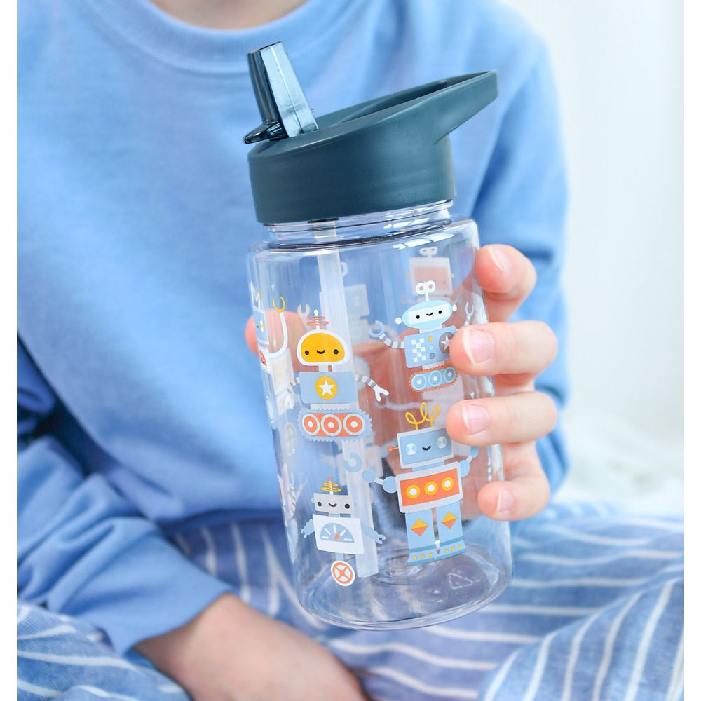 Eine durchsichtige Wasserflasche mit bunten Roboteraufklebern, die von einer Hand gehalten wird.