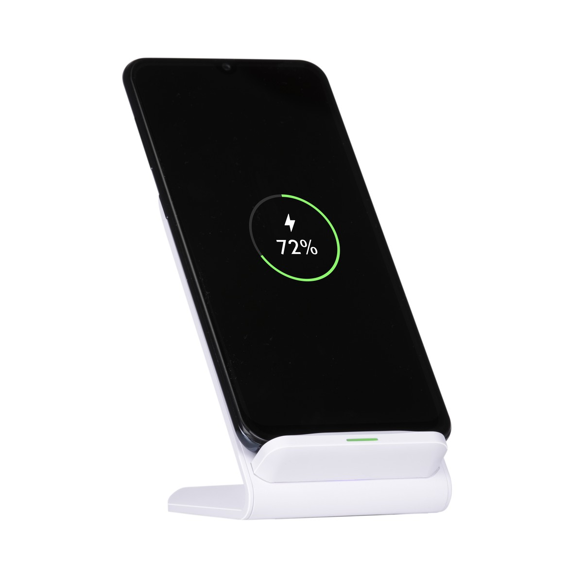 Een zwarte smartphone toont 72% lading op een witte draadloze oplader.
