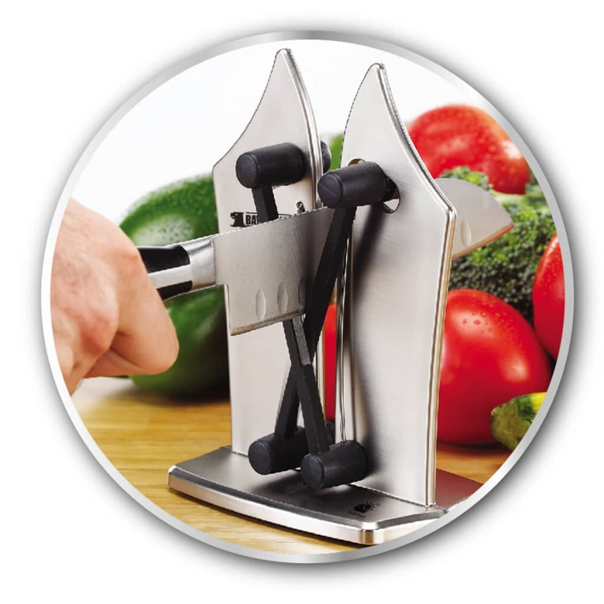 Messer schärfen mit silbernem Schärfer vor Gemüse wie Tomaten, Brokkoli und Gurke.