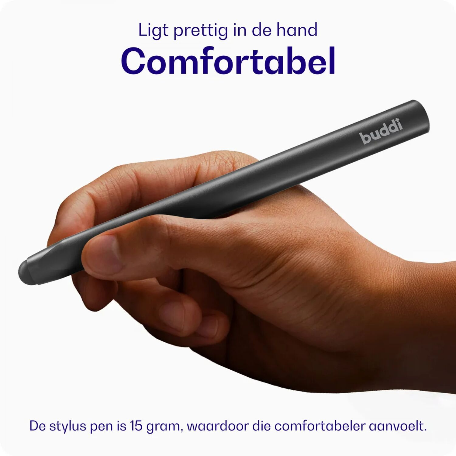Een hand houdt een donkere stylus pen vast met het "buddi" logo.