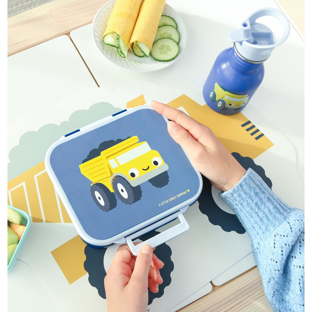 Eine Hand hält eine blaue Brotdose mit einem gelben Kipplaster. Daneben ein blauer Wasserbehälter.