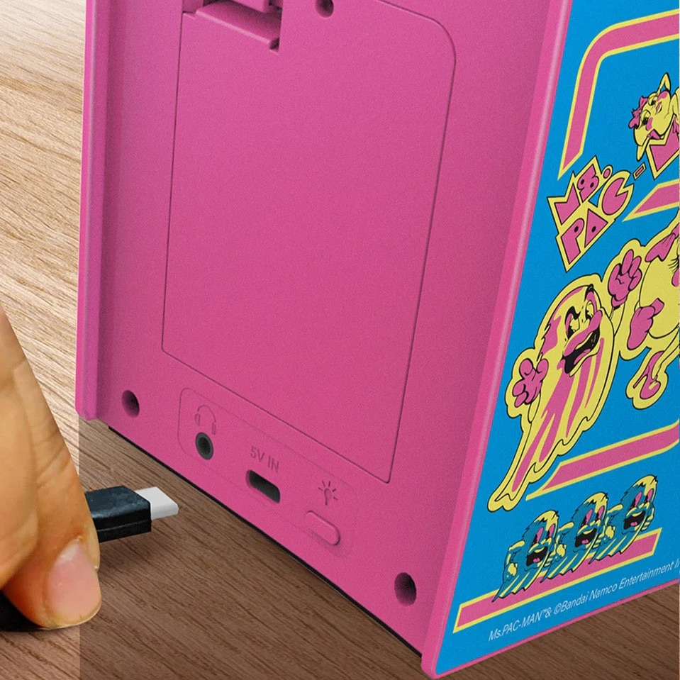 Una macchina arcade Ms. Pac-Man rosa viene collegata a un ingresso da 5V.