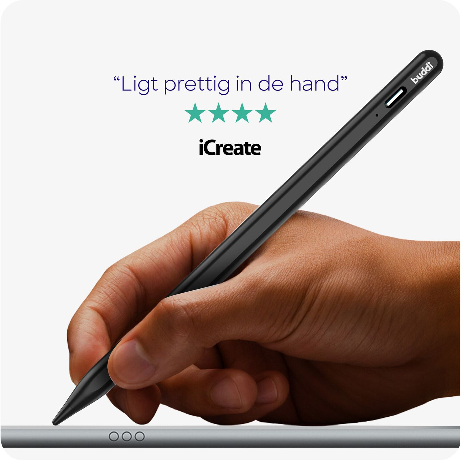 Een hand houdt een zwarte stylus op een tablet.