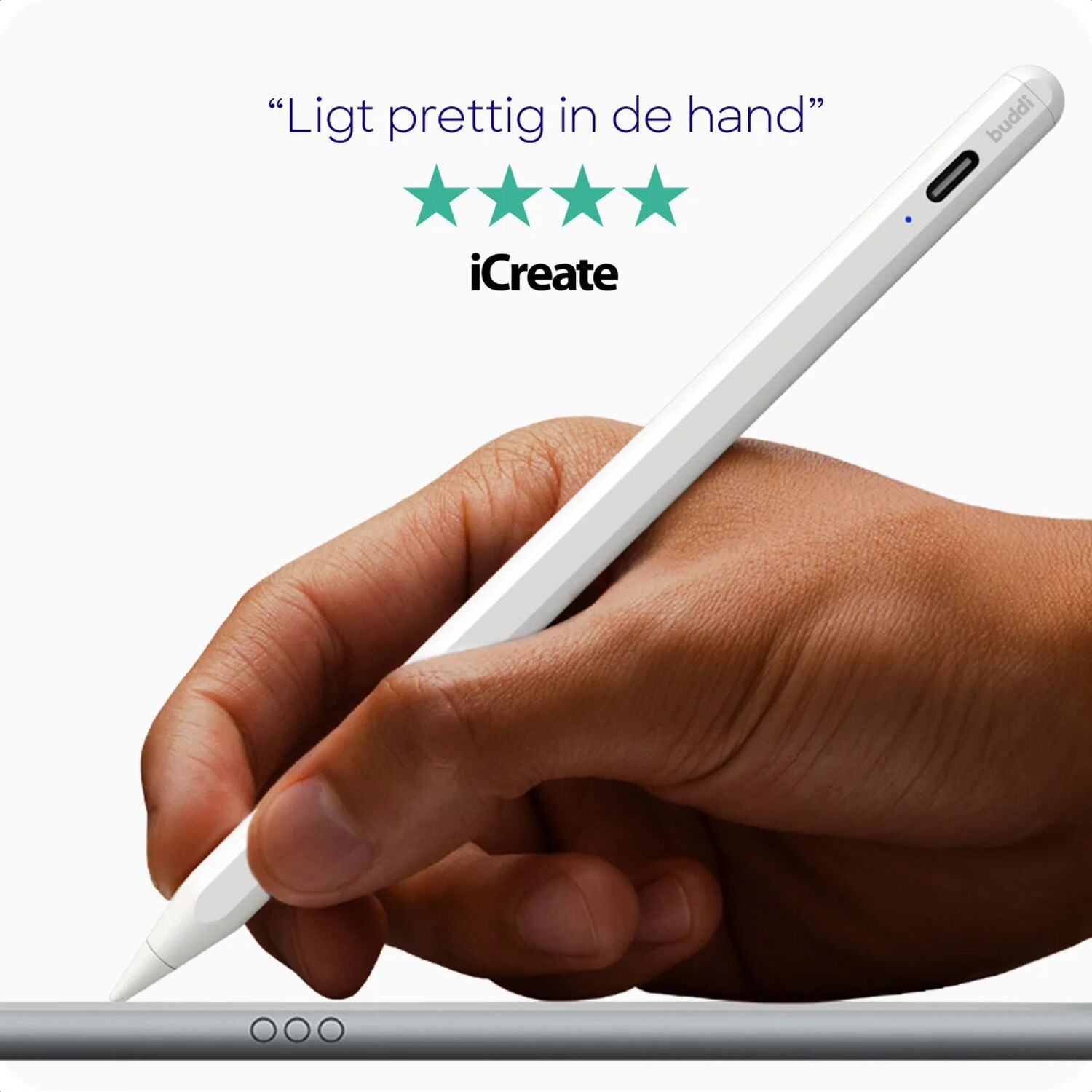 Een hand houdt een witte stylus vast op een tablet.