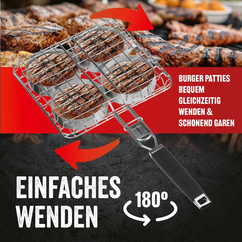 Grillkorb mit vier Burger-Patties auf einem Grill mit weiteren Fleischstücken.