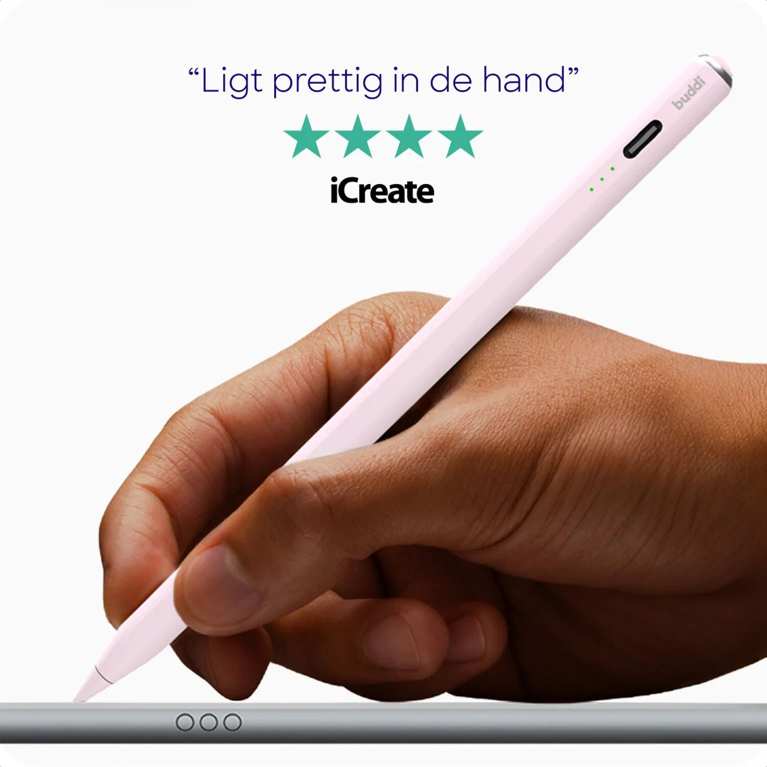 Een hand houdt een roze stylus boven een tablet met sterren en tekst.