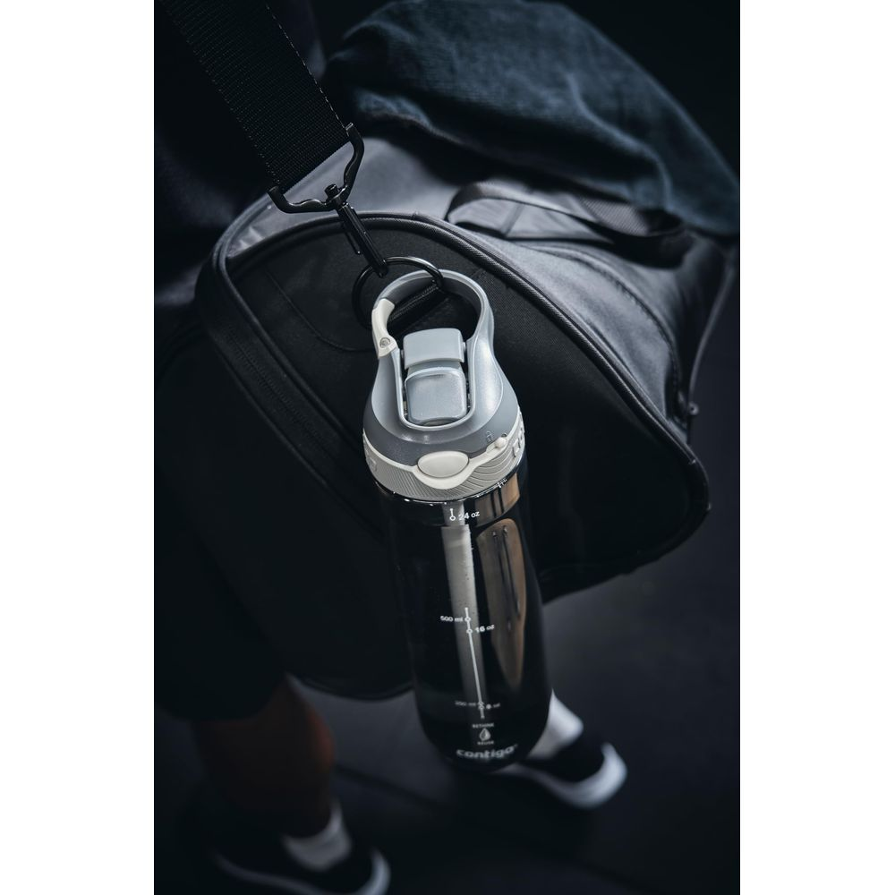 Schwarze Trinkflasche mit grauem Deckel, die an einer Sporttasche hängt.