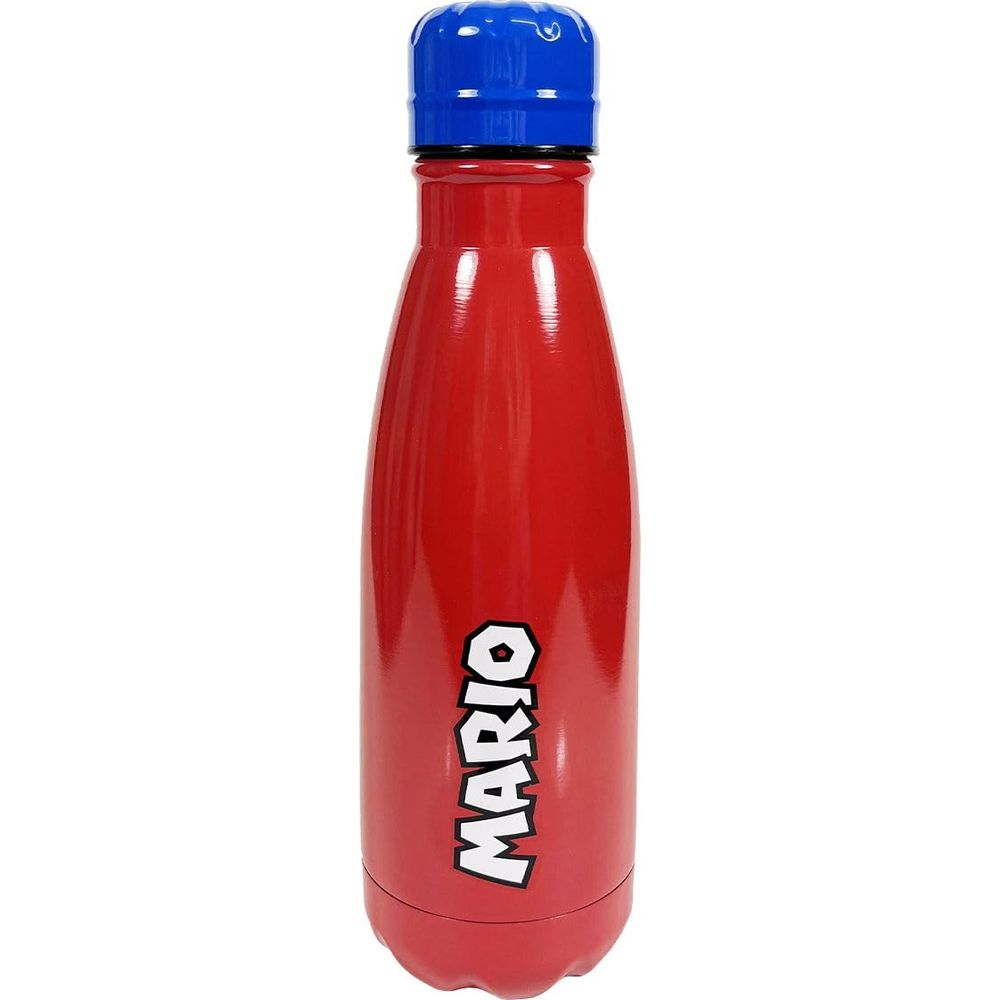 Eine rote wiederverwendbare Wasserflasche mit blauem Deckel, mit dem Wort MARIO in Weiß.