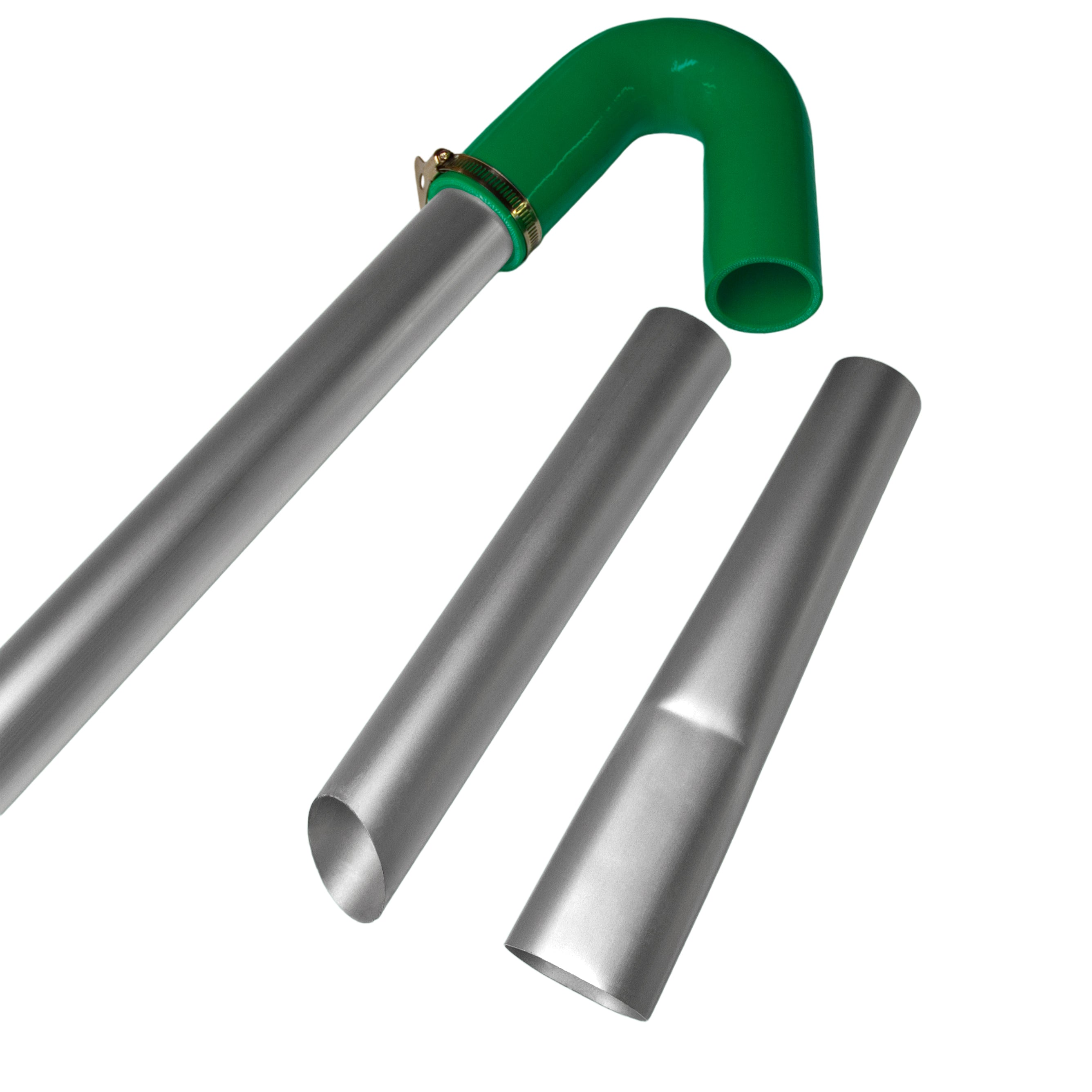 Codo verde, tubo metálico y dos accesorios metálicos estrechos sobre fondo blanco.