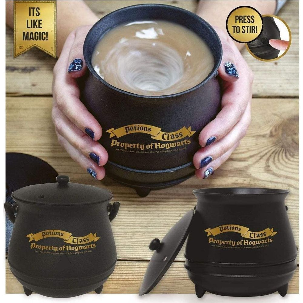 Ein schwarzer Becher im Stil eines Kessels mit dem Hogwarts-Logo rührt sich selbst.