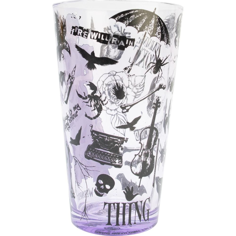 Lila Glas mit schwarzen Motiven wie Totenkopf, Skorpion, Geige, Schreibmaschine.