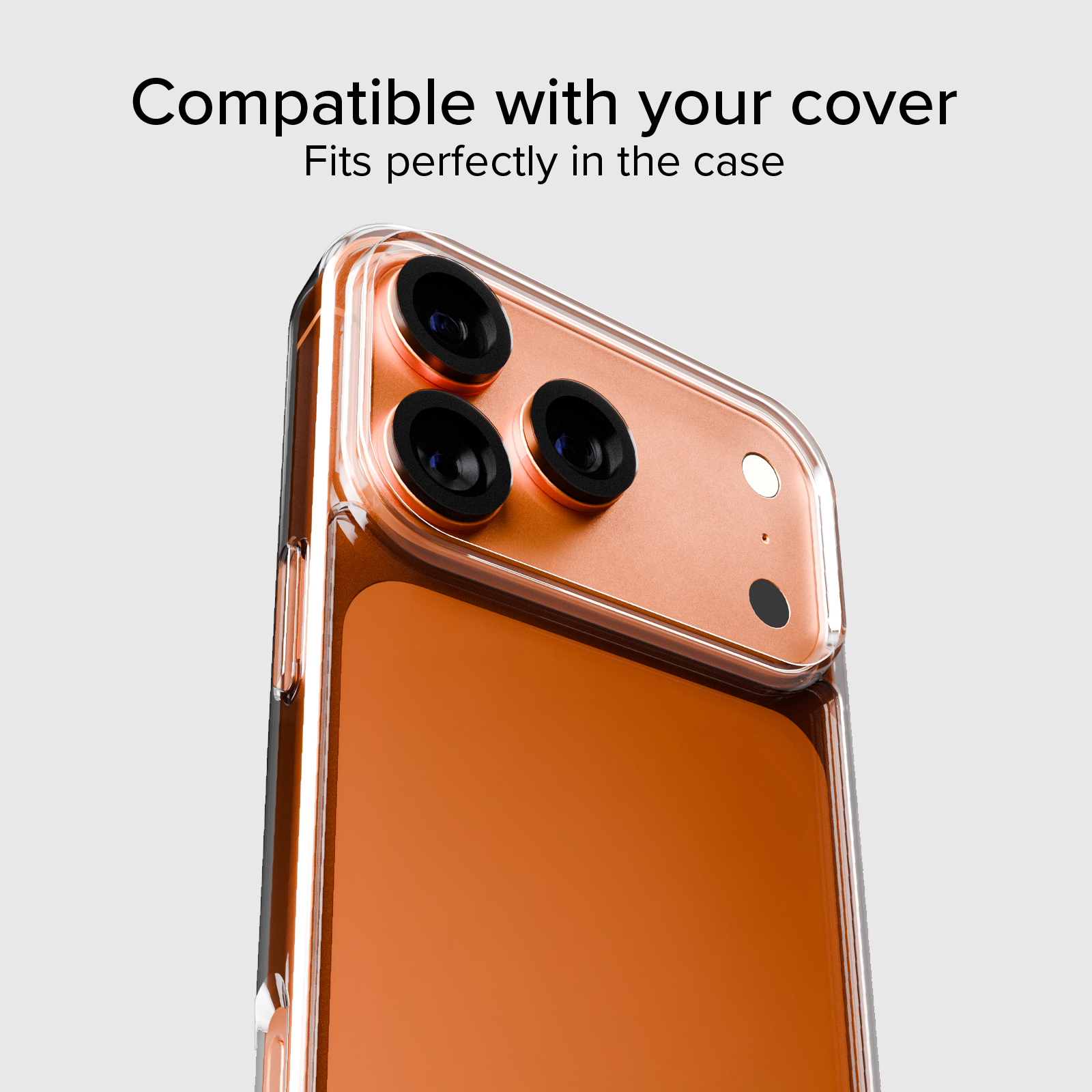 Primer plano de una funda de teléfono transparente en un teléfono naranja con tres lentes de cámara.