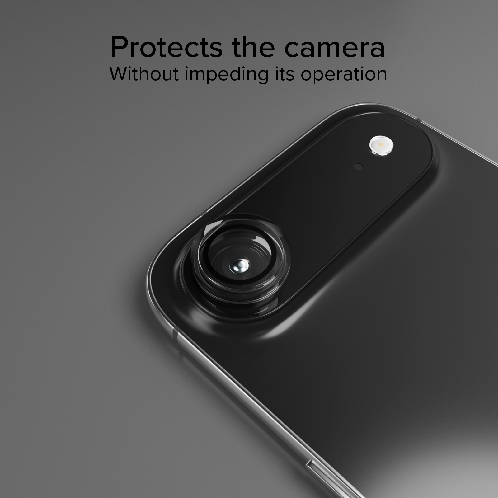 Primer plano de una funda de teléfono transparente que protege la lente de la cámara.
